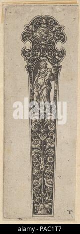 Design per un coltello manico con la personificazione della carità. Artista: attribuita a Johann Theodor de Bry (Netherlandish, Strasburgo 1561-1623 Bad Schwalbach). Dimensioni: foglio: 3 5/8 x 1 1/4 in. (9,2 × 3,2 cm). Data: 1580-1600. Design per un coltello manico con carità personificato come un full-length figura femminile tenendo un bambino in braccio sinistro e un altro presso il suo lato destro, in un ovale, sopra un candelabro con gli scoiattoli e le lumache in blackwork. Museo: Metropolitan Museum of Art di New York, Stati Uniti d'America. Foto Stock