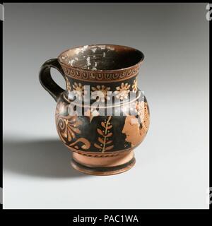 Boccale di terracotta. Cultura: greco, Sud italiano, pugliese. Dimensioni: H. 9.19 cm.. Data: ca. 350-325 A.C. Testa di donna. Museo: Metropolitan Museum of Art di New York, Stati Uniti d'America. Foto Stock