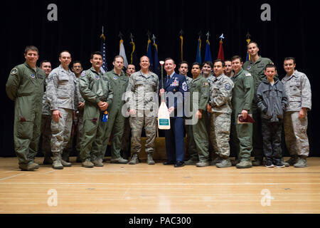 Il comando Sgt. Il Mag. Richard Hildreth rinunciato alla responsabilità come senior leader arruolato per l'aiutante generale dell'Alaska a Chief Master Sgt. Paolo Nelson durante un 6 Marzo di cambiamento di responsabilità cerimonia presso il Teatro Talkeetna. (Esercito Guardia Nazionale foto di Sgt. David Bedard) Foto Stock