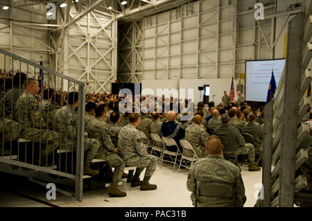 Col. Scott McLaughlin, comandante della 446th Airlift Wing, parla agli aviatori ad un comandante chiamata su base comune Lewis McChord, nello Stato di Washington, 6 marzo. Il 446th detenute Wingman giorno dopo il comandante è chiamata a educare Airman sulla vita essenziali abilità. (U.S. Air Force foto di riserva da Staff Sgt. Daniel Liddicoet) Foto Stock