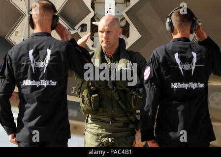 Il Mag. William Andreotta F-35 patrimonio team volo pilota, saluta la sua squadra dopo un volo durante il volo del patrimonio Conferenza al Davis Monthan Air Force Base in Tucson, Arizona, dal 4 al 6 marzo, 2016. La F-35 patrimonio team volo da Luke Air Force Base, Ariz. è il primo F-35 team a partecipare al patrimonio del programma di volo. Il programma dispone di un moderno USAF fighter aeromobili battenti al fianco di II Guerra Mondiale, coreano e Vietnam era aeromobili in una visualizzazione dinamica della nostra nazione potenza aerea della storia. (U.S. Air Force photo by Staff Sgt. Staci Miller) Foto Stock