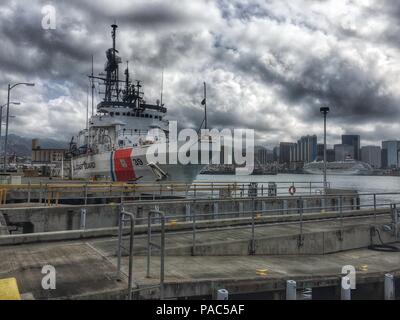 USCGC Alex Haley (WMEC 39) siede legata al molo presso la Guardia Costiera Honolulu Base Marzo 8, 2016. L'Alex Haley è homeported in Kodiak, Alaska e alle Hawaii per navi su misura la disponibilità di formazione per valutare l'equipaggio e la nave è pronta. (U.S. Coast Guard illustrazione della foto da Chief Petty Officer Sara Mooers/RILASCIATO) (Questa immagine è stata creata utilizzando una gamma dinamica di alta qualità tecniche.) Foto Stock