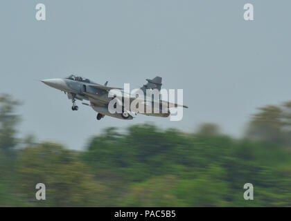 Un Royal Thai Air Force JAS 39 Gripen decolla durante l'esercizio a far fronte Tiger 16, sul Korat Royal Thai Air Force Base in Thailandia, 7 marzo 2016. Esercizio affrontare Tiger 16 include oltre 1.200 personale da tre paesi e continua la crescita di forti, interoperabile e benefico relazioni all interno della regione Asia Pacifico, pur dimostrando la capacità degli Stati Uniti di forze di progetto strategico in un combinato, misto ambiente. (U.S. Air Force Foto di Tech Sgt. Aaron Oelrich/rilasciato) Foto Stock