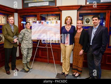 Stati Uniti Il Comando Operazioni Speciali ha tenuto un concorso in onore di storia delle donne al mese a MacDill AFB Fla., 7 marzo. I membri USSOCOM ha scritto saggi per onorare le donne nella loro vita che hanno avuto un impatto significativo e li ha ispirati sia personalmente e professionalmente. Foto Stock