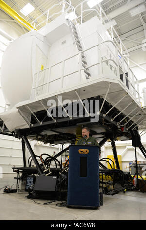 Stati Uniti Air Force Il colonnello John Pogorek, 157gruppo Operations commander, New Hampshire Air National Guard, parla durante il pensionamento del KC-135 flight simulator da Pease Air National Guard Base, New Hampshire, Marzo 9, 2016. Il simulatore è in pensione per far posto ad un nuovo KC-46 armi trainer slated per arrivare nella primavera del 2017. (U.S. Air National Guard photo by Staff Sgt. Curtis J. Lenz) Foto Stock