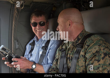 Il Segretario della Difesa Ash Carter condivide un momento di luce con il Brig. Gen. Austin Renforth, comandante generale, formazione comando. Marine Corps base Quantico, Virginia, a bordo di un UH-^0 elicottero come egli visiti la base per osservare Marine Corps formazione e parlare con Marines Marzo 9, 2016. (DoD foto di Senior Master Sgt. Adrian Cadice)(rilasciato) Foto Stock