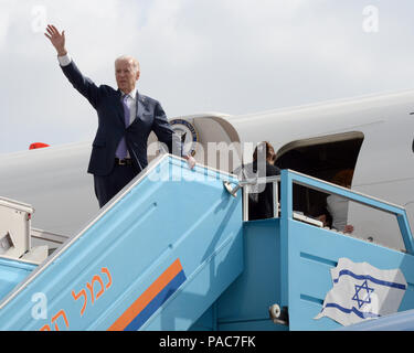 Vice Presidente degli Stati Uniti Joe Biden e sua moglie dott.ssa Jill Biden Israele partono dall'Aeroporto Internazionale Ben Gurion, 10 marzo 2016. Il Vice Presidente Biden ha concluso una tre giorni di visita in Israele e nei territori palestinesi dove ha incontrato separatamente con (in ordine cronologico) ex Presidente Shimon Peres a Tel Aviv, il Primo ministro Benjamin Netanyahu a Gerusalemme, Presidente Reuven Rivlin in Gerusalemme e Autorità Palestinese Presidente Mahmoud Abbas a Ramallah. Foto Stock