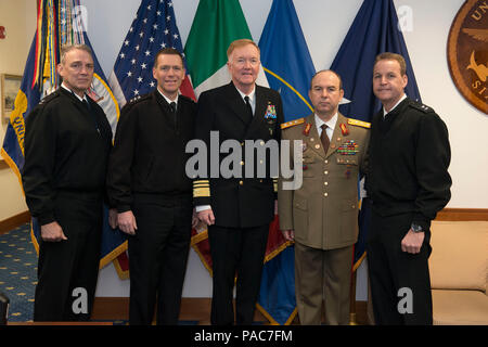 160310-N-OX801-017 navale attività di supporto a Napoli Italia (10 marzo 2016) il comandante, U.S. Sesta flotta, Vice Adm. James Foggo III, centro accoglie favorevolmente da sinistra al centro: Comandante regione marina Mid-Atlantic, posteriore Adm. Rick Williamson; Commander, Navy comando installazioni, Vice Adm. Dixon Smith; esercito rumeno, Commander, giunto di comando di logistica, Lt. Gen. Datalin Zisu; Commander, Navy regione Europa, Africa, Asia sud-ovest, posteriore Adm. John Scorby, U.S. 6 la sede della flotta, 10 marzo 2016. Stati Uniti Sesta flotta, con sede a Napoli, Italia, conduce lo spettro completo di giunto e operazioni navali, soft Foto Stock