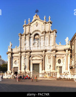 Piazza del Duomo con la cattedrale di Sant'Agata, Catania, Sicilia, Italia Foto Stock