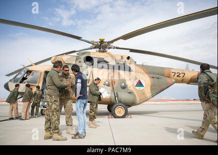 Tech. Sgt. Erik Edwards, treno consigliare assistere il comando - Aria Mi-17 flightline advisor, colloqui con un Afghan Air Force Stati con l aiuto di un interprete in prossimità della rampa a Kandahar Airfield, Afghanistan, Marzo 2, 2016. Come un comando funzionale, TAAC-aria assiste i nostri partner afghani a sviluppare un professionista, capace e forza sostenibile. (U.S. Air Force foto/Tech. Sgt. Robert Cloys) Foto Stock