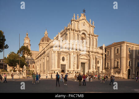 Piazza del Duomo con la cattedrale di Sant'Agata, Catania, Sicilia, Italia Foto Stock