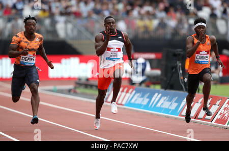 Gran Bretagna Harry Aikines-Aryeetey (centro) durante gli Uomini 100m round uno, uno di calore durante il giorno uno del Muller anniversario giochi presso la Queen Elizabeth Stadium, Londra. Foto Stock