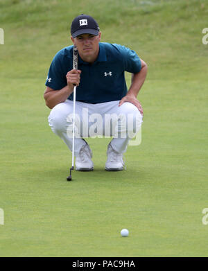 USA la Giordania Spieth linee fino un putt su 2a verde durante il giorno tre del Campionato Open 2018 a Carnoustie Golf Links, Angus. Foto Stock