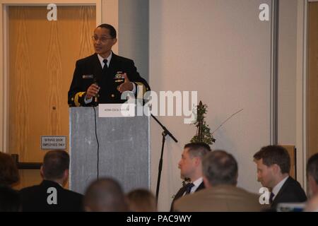 SILVERDALE, nello Stato di Washington (11 marzo 2016) - ADM. Cecil Haney, Commander, U.S. Comando strategico, indirizzi oltre 150 militari e funzionari di governo e rappresentanti di varie industrie e università durante il decimo bi-annuale di deterrente nucleare simposio tenutosi presso la spiaggia di Silverdale Hotel sala da ballo. Il simposio offre un forum non classificato per i politici e gli esperti in materia di nucleare per discutere questioni circa la situazione attuale e futura postura di U.S. forze strategiche, con il fuoco primario sul mare-basato gamba della triade. (U.S. Navy foto di Lt. La Cmdr. Michael Smith/rilasciato) Foto Stock