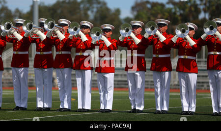 Il Marine Corps battaglia il distacco del colore eseguita nel 2016 Battaglia colori cerimonia al Paige Fieldhouse qui, Marzo 10. Il Marine Corps battaglia il distacco del colore è un cerimoniale di unità dalla caserma marini Washington con 'Il comandante della propria,' la marina degli Stati Uniti Drum & Bugle Corps, gli Stati Uniti Marine Corps Silent Drill Platoon e il colore ufficiale di guardia del Marine Corps. (US Marine Corps photo by Lance Cpl. Emmanuel Necoechea/rilasciato) Foto Stock