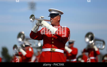 Il Marine Corps battaglia il distacco del colore eseguita nel 2016 Battaglia colori cerimonia al Paige Fieldhouse qui, Marzo 10. Il Marine Corps battaglia il distacco del colore è un cerimoniale di unità dalla caserma marini Washington con 'Il comandante della propria,' la marina degli Stati Uniti Drum & Bugle Corps, gli Stati Uniti Marine Corps Silent Drill Platoon e il colore ufficiale di guardia del Marine Corps. (US Marine Corps photo by Lance Cpl. Emmanuel Necoechea/rilasciato) Foto Stock