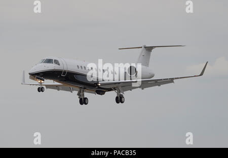 Farnborough, Regno Unito. Il 20 luglio 2018. Gli ospiti di affari lasciare Farnborough Airport in un flusso costante di aeromobili VIP alla fine del 2018 Airshow di commercio. Foto Stock