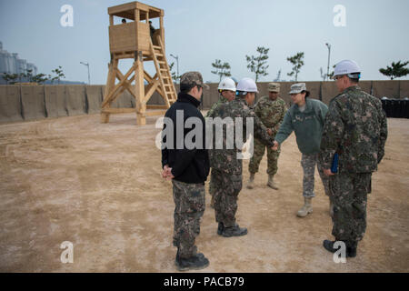 160314-N-HA376-200 BUSAN, Repubblica di Corea (14 marzo 2016) - USA Esercito Brig. Gen. Marion Garcia, vice comandante, duecentesimo della Polizia Militare comando, scuote le mani con la Repubblica di Corea (ROK) Seabees durante un tour di una comune negli Stati Uniti e ROK sito in costruzione durante l'esercizio puledro Eagle 2016. Garcia ha visitato il sito per vedere le varie strutture expeditionary costruito da U.S. Navy e ROK Seabees durante l'esercizio. Puledro Eagle è un annuale bilaterale esercizio di formazione progettate per migliorare la disponibilità degli Stati Uniti e le forze di Rok e la loro capacità di lavorare insieme durante una crisi. (U.S. Foto della marina da capo Foto Stock