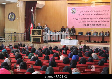 Le donne che frequentano il ministero degli Interni per la Giornata internazionale della donna in festa a Kabul, Afghanistan guarda su come Stati Uniti Esercito il Mag. Gen. Gordon "saltare" Davis Jr., commander, combinati per la sicurezza nella fase di transizione, Command-Afghanistan e vice capo del personale di assistenza di sicurezza, risoluta di supporto alla missione, grazie afgana femminile nazionale per il loro servizio durante il Ministero degli Interni per la Giornata internazionale della donna in festa a Kabul, Afghanistan. Davis ha elogiato il ministero degli interni di leadership per il loro sostegno delle donne in materia di sicurezza e li ha incoraggiati a continuare a mobilitare le donne in ci Foto Stock