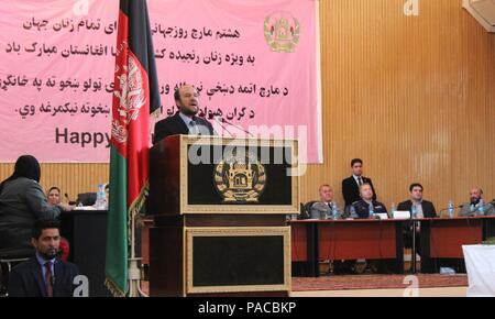 Durante il ministero degli Interni per la Giornata internazionale della donna in festa a Kabul, Afghanistan, deliberando il Ministro degli Interni Taj Mohammad Jahid ha sottolineato il suo impegno a favore delle donne in servizio in Afghanistan la difesa nazionale e le forze di sicurezza. Ci sono attualmente 3000 donne che serve all'interno del ministero dell'Interno. (Militari USA FOTO DI Lt. La carità Edgar/rilasciato) Foto Stock