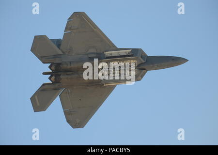 Un U.S. Air Force F-22 Raptor visualizza le sue armi baia durante i tuoni e fulmini su Arizona Open House a Davis-Monthan Air Force Base, Ariz., 13 marzo 2016. La forza aerea Air Combat il comando F-22 Raptor team di dimostrazione ha dimostrato di precisione manovre aeree per dimostrare le funzionalità esclusive del mondo operativa solo la quinta generazione di aerei da combattimento. (U.S. Air Force foto di Airman Nathan H. Barbour/rilasciato) Foto Stock