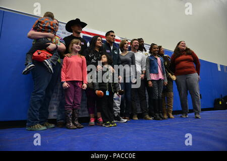 Celebrità di scattare foto con la folla in uso la molla 2016 Tour di intrattenimento con Miss America Betty Cantrell, cantante country e dieci anni veterano dell esercito Craig Morgan, Panthers giocatore di football Charles Tillman, e Ultimate Fighting Championship fighters Anthony Pettis e Donald 'Cowboy' Cerrone a base comune Elmendorf-Richardson Marzo 12. Il tour è stato guidato dalla Air Force gen. Paolo Selva, decimo Vice presidente del Joint Chiefs of staffs, che ha usato questo come un opportunità per visitare Arctic guerrieri. (U.S. Air Force foto di Airman 1. Classe Kyle Johnson) Foto Stock