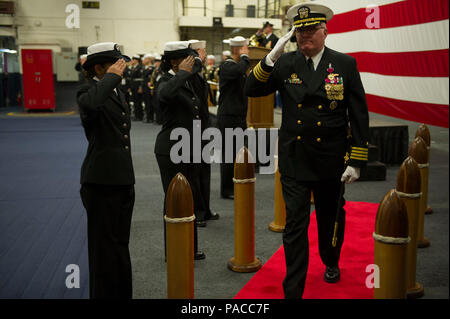 160311-N-JH668-170 SAN DIEGO (11 marzo 2016) -- Capt. Clinton A. Carroll, comandante uscente, squadrone anfibio (COMPHIBRON) 3 passa attraverso il lato cerimoniale boys durante un cambio del comando cerimonia di premiazione che si terrà a bordo dell'assalto anfibio nave USS America (LHA 6). COMPHIBRON 3 è attualmente impegnato a bordo di America di supervisionare le fasi finali della nave di post-shakedown disponibilità. (U.S. Foto di Marina di Massa Specialista comunicazione 3nd classe Kyle Hafer/rilasciato) Foto Stock