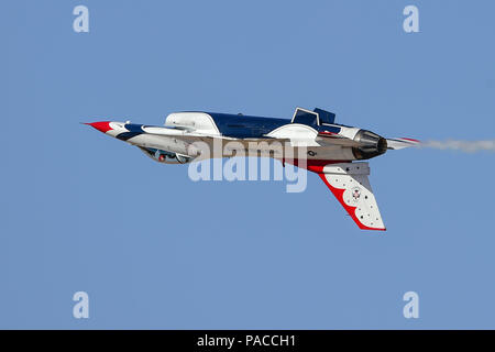 Stati Uniti Air Force Il Mag. Alex Turner, U.S. Air Force aria squadrone dimostrativo contrapposte pilota solista, mosche invertito in Thunderbird 6, un F-16 Fighting Falcon, durante i tuoni e fulmini su Arizona Open House a Davis-Monthan Air Force Base, Ariz., 12 marzo 2016. L'evento gratuito antenna disponibili dimostrazioni di varie squadre e numerosi schermi statica. (U.S. Air Force foto di Senior Airman Chris Massey/rilasciato) Foto Stock