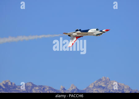 Stati Uniti Air Force Il Mag. Alex Turner, U.S. Air Force aria squadrone dimostrativo contrapposte pilota solista, mosche invertito in Thunderbird 6, un F-16 Fighting Falcon, durante i tuoni e fulmini su Arizona Open House a Davis-Monthan Air Force Base, Ariz., 12 marzo 2016. L'evento gratuito antenna disponibili dimostrazioni di varie squadre e numerosi schermi statica. (U.S. Air Force foto di Senior Airman Chris Massey/rilasciato) Foto Stock