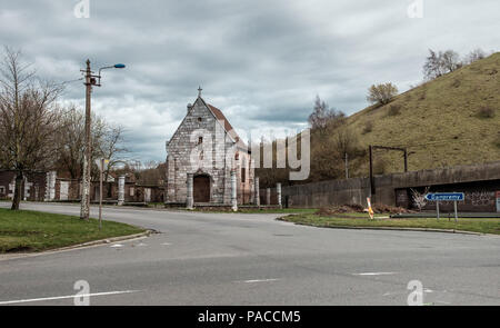 Saint-Ghislain cappella e la linea del tram in Dampremy, una sezione della città belga di Charleroi. Foto Stock