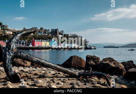 Il vecchio elemento di ancoraggio con vista della città Tobermory (Scozia) in background Foto Stock