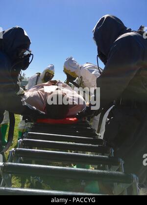 Soldati dal 181st Chemical Company conduce una decontaminazione di massa durante una difesa chimica, biologica, radiologica, nucleare Response Force (DCRF) rotazione in corrispondenza del giunto Readiness Training Center, Fort Polk, Louisiana il 14 marzo. Foto Stock