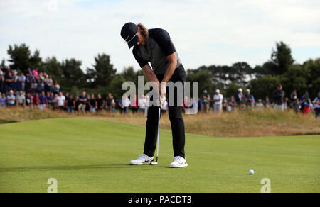 L'Inghilterra del Tommy Fleetwood putts il 6 verde durante il giorno tre del Campionato Open 2018 a Carnoustie Golf Links, Angus. Foto Stock