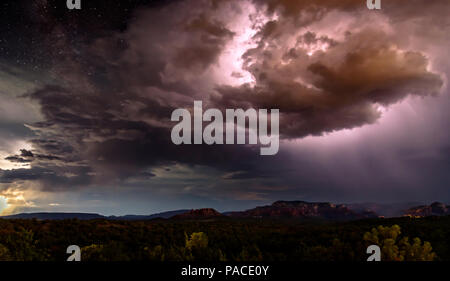 Un monsone estivo in Sedona in Arizona apporta grandi fulmini attraverso il cielo Foto Stock