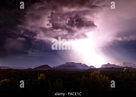 Un monsone estivo in Sedona in Arizona apporta grandi fulmini attraverso il cielo Foto Stock