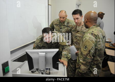 (Da sinistra a destra) - Capt. Michael Collins, CPT. John Capiello e Sgt. 1. Classe Diego Piña preparare a breve ROTC studente presso l'Inter American University of Puerto Rico - Arecibo come parte della loro formazione durante il funzionamento Coqui. Lo scopo del breve è stata per il team di CA per mettere in pratica la loro scioltezza spagnolo competenze mentre informare gli studenti ROTC su cosa gli affari civili e rispondere alle eventuali domande. Foto Stock