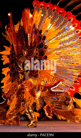 Costumi fantastici in parata lungo a caldo con Calypso-Suono a Carnevale nel porto di Spagna sull'isola caraibica di Trinidad, Foto Stock