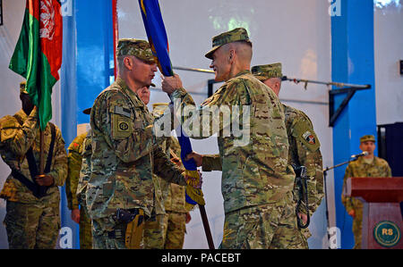 Il comando Sgt. Il Mag. Michael S. Clemens, sinistra, riceve il comando di colori da magg. Gen. Gordon "saltare" Davis Jr., commander, combinati per la sicurezza nella fase di transizione Command-Afghanistan durante un cambio di responsabilità cerimonia. Clemens ha assunto la responsabilità di comando in uscita Sgt. Il Mag. Paolo E. Biggs. (Militari USA FOTO DI Staff Sgt. Antonio Coronado/rilasciato) Foto Stock