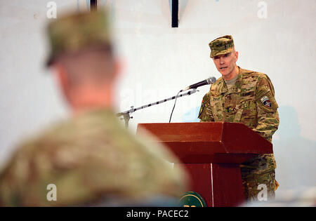 In uscita di sicurezza combinato di transizione comando Command-Afghanistan Sgt. Il Mag. Paolo E. Biggs ascolta come il Mag. Gen. Gordon "saltare" Davis Jr., commander, riconosce in lui per il suo anno-tour lungo come i senior leader arruolato durante un cambio di responsabilità. Il comando Sgt. Il Mag. Michael S. Clemens ha assunto la responsabilità da Biggs. (Militari USA FOTO DI Staff Sgt. Antonio Coronado/rilasciato) Foto Stock