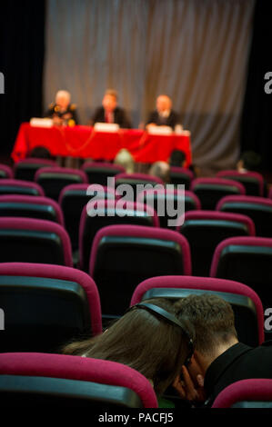 Ai partecipanti di ascoltare la traduzione durante una discussione su questioni di difesa e la NATO presso la University of East Sarajevo Sarajevo, Bosnia e Erzegovina, 16 marzo 2016. L'evento è stato ospitato dalla Ambasciata britannica a Sarajevo per sensibilizzare e informare il pubblico circa la NATO. (U.S. Air Force photo by Staff Sgt. Clayton Lenhardt/rilasciato) Foto Stock