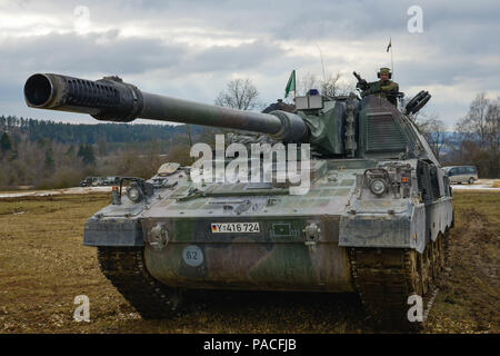 Durante le operazioni congiunte nella Grafenwoehr Training area, i soldati tedeschi del 1-31 battaglione spararono agli obici semoventi PzH 2000 in coordinamento con il Field Artillery Squadron del 2nd Cavalry Regiment. L'esercitazione nell'ambito della 7th Army JMTC migliora l'addestramento dell'artiglieria multinazionale, l'interoperabilità, la prontezza operativa, il coordinamento del fuoco, le abilità tattiche, acquisizione del bersaglio e procedure combinate. I team di artiglieria esercitano precisione, sincronizzazione e coinvolgimento efficace di più bersagli. Foto Stock