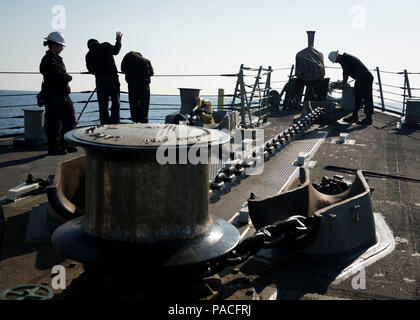 160317-N-FQ994-102 Mare Mediterraneo (17 marzo 2016) i marinai a bordo della USS Porter (DDG 78) eseguire un ancoraggio prova di caduta di Marzo 17, 2016. Porter, un Arleigh Burke-class guidato-missile distruttore, distribuita a Rota, Spagna, sta conducendo una pattuglia di routine negli Stati Uniti Sesta flotta area di operazioni a sostegno degli Stati Uniti per gli interessi di sicurezza nazionali in Europa. (U.S. Foto di Marina di Massa lo specialista di comunicazione di terza classe Robert S. Prezzo/rilasciato) Foto Stock