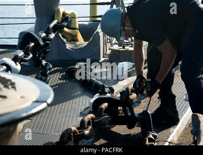 160317-N-FQ994-083 Mare Mediterraneo (17 marzo 2016) Boatswain compagno del 3° di classe Henry Boes, da Akron, Ohio, luoghi il terminatore di catena durante un ancoraggio prova di caduta a bordo della USS Porter (DDG 78) Marzo 17, 2016. Porter, un Arleigh Burke-class guidato-missile distruttore, distribuita a Rota, Spagna, sta conducendo una pattuglia di routine negli Stati Uniti Sesta flotta area di operazioni a sostegno degli Stati Uniti per gli interessi di sicurezza nazionali in Europa. (U.S. Foto di Marina di Massa lo specialista di comunicazione di terza classe Robert S. Prezzo/rilasciato) Foto Stock