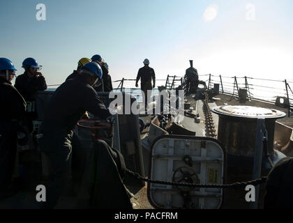 160317-N-FQ994-081 Mare Mediterraneo (17 marzo 2016) i marinai a bordo della USS Porter (DDG 78) eseguire un ancoraggio prova di caduta di Marzo 17, 2016. Porter, un Arleigh Burke-class guidato-missile distruttore, distribuita a Rota, Spagna, sta conducendo una pattuglia di routine negli Stati Uniti Sesta flotta area di operazioni a sostegno degli Stati Uniti per gli interessi di sicurezza nazionali in Europa. (U.S. Foto di Marina di Massa lo specialista di comunicazione di terza classe Robert S. Prezzo/rilasciato) Foto Stock