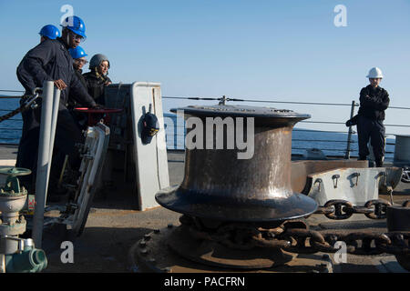 160317-N-FQ994-053 Mare Mediterraneo (17 marzo 2016) i marinai a bordo della USS Porter (DDG 78) eseguire un ancoraggio prova di caduta di Marzo 17, 2016. Porter, un Arleigh Burke-class guidato-missile distruttore, distribuita a Rota, Spagna, sta conducendo una pattuglia di routine negli Stati Uniti Sesta flotta area di operazioni a sostegno degli Stati Uniti per gli interessi di sicurezza nazionali in Europa. (U.S. Foto di Marina di Massa lo specialista di comunicazione di terza classe Robert S. Prezzo/rilasciato) Foto Stock