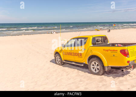 Il giallo di un veicolo a quattro ruote motrici per i bagnini su una soleggiata spiaggia danese, Rorvig, Danimarca, luglio 20, 2018 Foto Stock