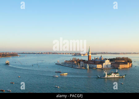 Vista aerea di Venezia all'alba, Italia. Chiesa di San Giorgio Maggiore vista. Punto di riferimento italiano Foto Stock