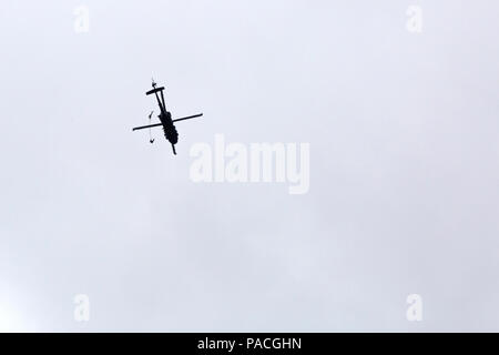 Jumpmasters tedesca e degli Stati Uniti Paracadutisti dell'esercito partecipano a operazioni aviotrasportate in operazione di sostegno Glück ab!, a Fort Gordon, Ga., Marzo 4, 2016. Lo scopo di OGA è di promuovere e di coltivare il tedesco e le relazioni degli Stati Uniti, sviluppare l'interoperabilità durante il corso di formazione e di fornire una base per le future operazioni in formazione e in ambienti reali. Il combattimento 982nd fotocamera Company (airborne), la 421st Quartermaster Company e United States Army Special Operations Command, compagnia di volo, Dwight D. Eisenhower Army Medical Center sono di sostegno per OGA. (U.S. Esercito foto di Spc. Tracy Foto Stock