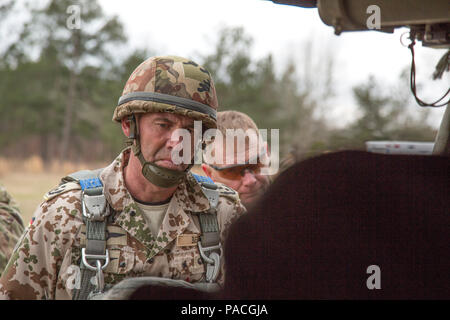 Jumpmasters tedesca e degli Stati Uniti Paracadutisti dell'esercito partecipano a operazioni aviotrasportate in operazione di sostegno Glück ab!, a Fort Gordon, Ga., Marzo 4, 2016. Lo scopo di OGA è di promuovere e di coltivare il tedesco e le relazioni degli Stati Uniti, sviluppare l'interoperabilità durante il corso di formazione e di fornire una base per le future operazioni in formazione e in ambienti reali. Il combattimento 982nd fotocamera Company (airborne), la 421st Quartermaster Company e United States Army Special Operations Command, compagnia di volo, Dwight D. Eisenhower Army Medical Center sono di sostegno per OGA. (U.S. Esercito foto di Spc. Tracy Foto Stock