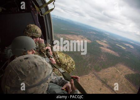 Jumpmasters tedesca e degli Stati Uniti Paracadutisti dell'esercito partecipano a operazioni aviotrasportate in operazione di sostegno Glück ab!, a Fort Gordon, Ga., Marzo 4, 2016. Lo scopo di OGA è di promuovere e di coltivare il tedesco e le relazioni degli Stati Uniti, sviluppare l'interoperabilità durante il corso di formazione e di fornire una base per le future operazioni in formazione e in ambienti reali. Il combattimento 982nd fotocamera Company (airborne), la 421st Quartermaster Company e United States Army Special Operations Command, compagnia di volo, Dwight D. Eisenhower Army Medical Center sono di sostegno per OGA. (U.S. Esercito foto di Spc. Tracy Foto Stock